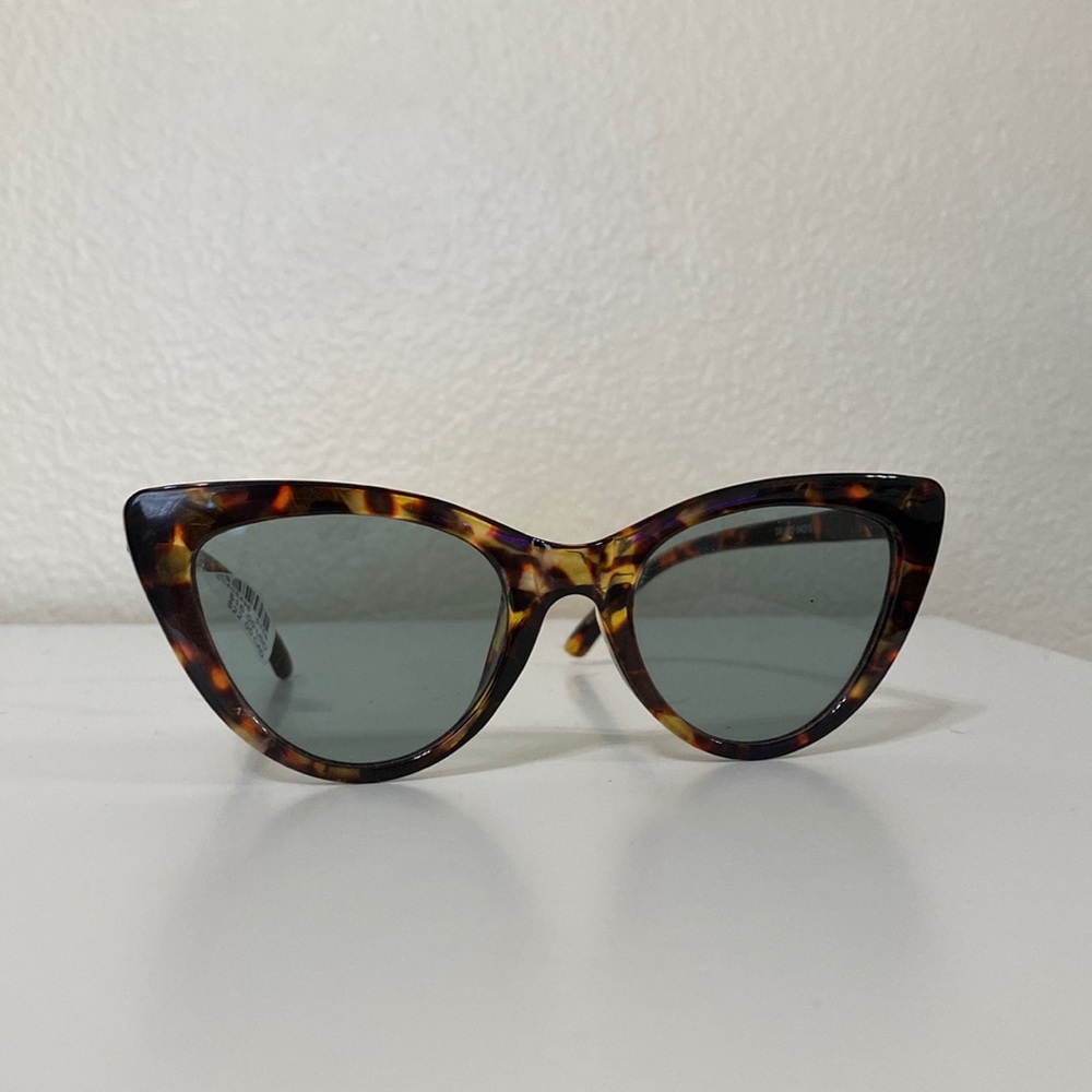 NWT Urban Outfitters Cat Eye Sunglasses